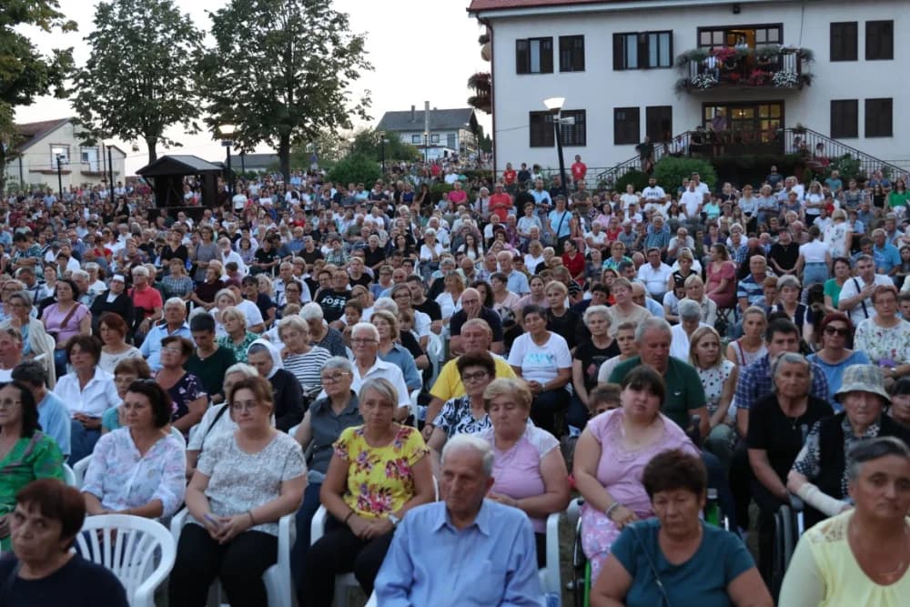 (VELIKA FOTOGALERIJA) Mnoštvo vjernika proslavilo Gospu od suza u Pleternici: „Suze Marijine su svete, a svaka prolivena suza je molitva i vapaj“