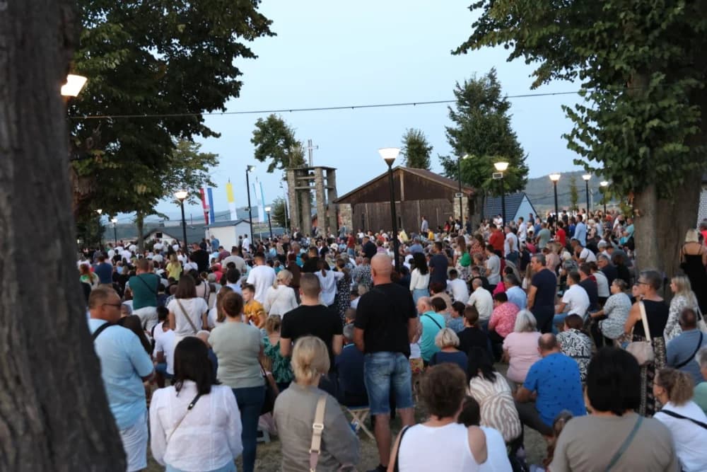 (VELIKA FOTOGALERIJA) Mnoštvo vjernika proslavilo Gospu od suza u Pleternici: „Suze Marijine su svete, a svaka prolivena suza je molitva i vapaj“