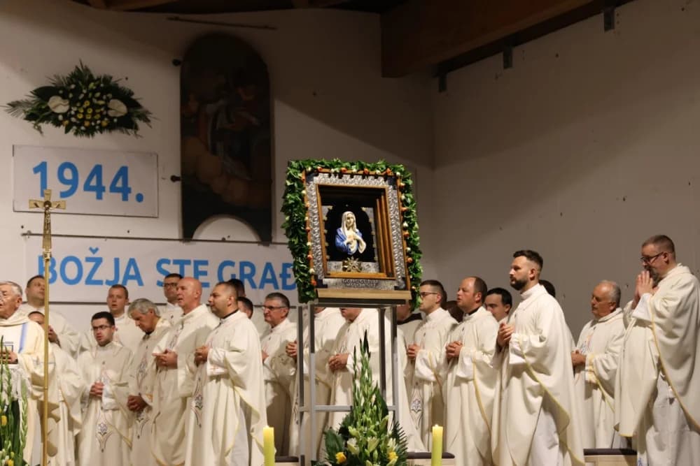 (VELIKA FOTOGALERIJA) Mnoštvo vjernika proslavilo Gospu od suza u Pleternici: „Suze Marijine su svete, a svaka prolivena suza je molitva i vapaj“