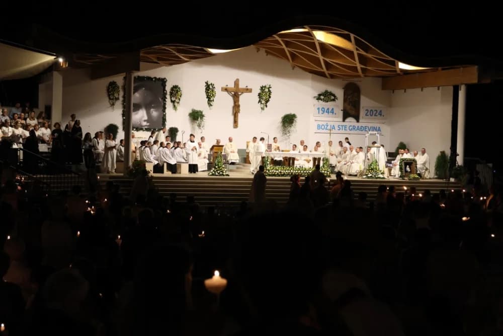(VELIKA FOTOGALERIJA) Mnoštvo vjernika proslavilo Gospu od suza u Pleternici: „Suze Marijine su svete, a svaka prolivena suza je molitva i vapaj“