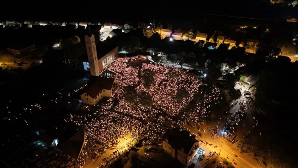 (VELIKA FOTOGALERIJA) Mnoštvo vjernika proslavilo Gospu od suza u Pleternici: „Suze Marijine su svete, a svaka prolivena suza je molitva i vapaj“