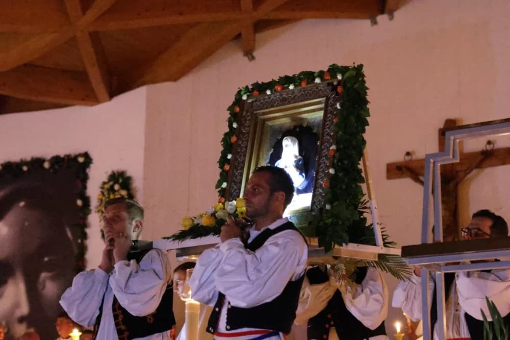 (VELIKA FOTOGALERIJA) Mnoštvo vjernika proslavilo Gospu od suza u Pleternici: „Suze Marijine su svete, a svaka prolivena suza je molitva i vapaj“