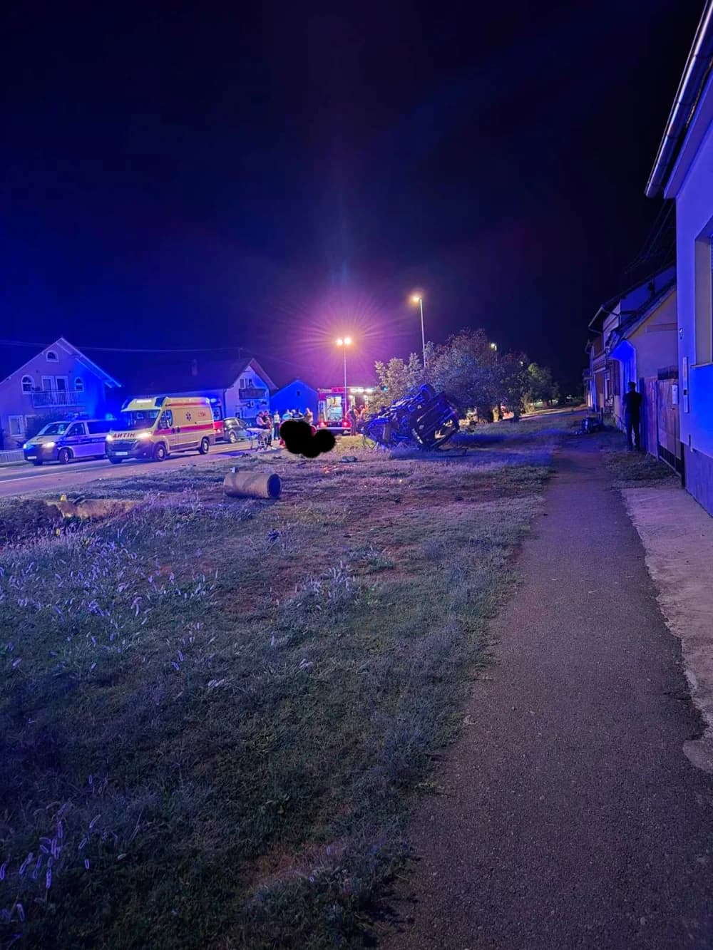 FOTOGRAFIJE UŽASA! Ovo je kombi pun migranata koji je sletio u Malinu