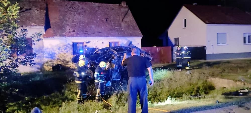 FOTOGRAFIJE UŽASA! Ovo je kombi pun migranata koji je sletio u Malinu