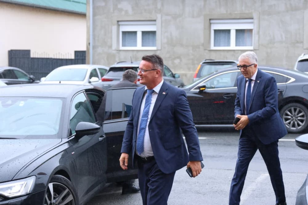 Plenkovićev ministar donio 50 tis. eura u Sibinj: ʼTrudimo se da mještani budu sigurnijiʼ