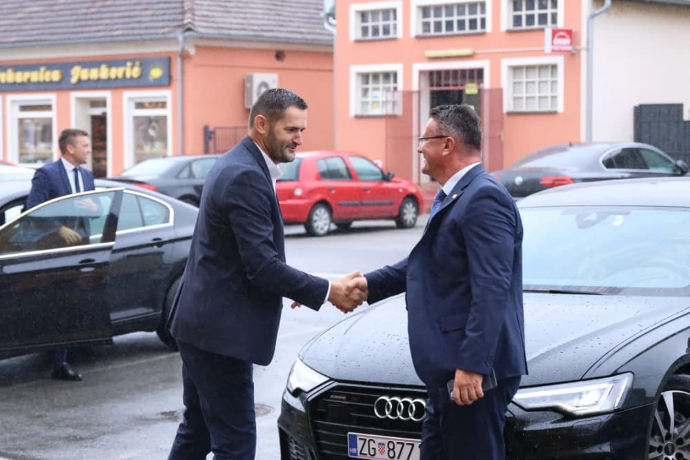 Plenkovićev ministar donio 50 tis. eura u Sibinj: ʼTrudimo se da mještani budu sigurnijiʼ