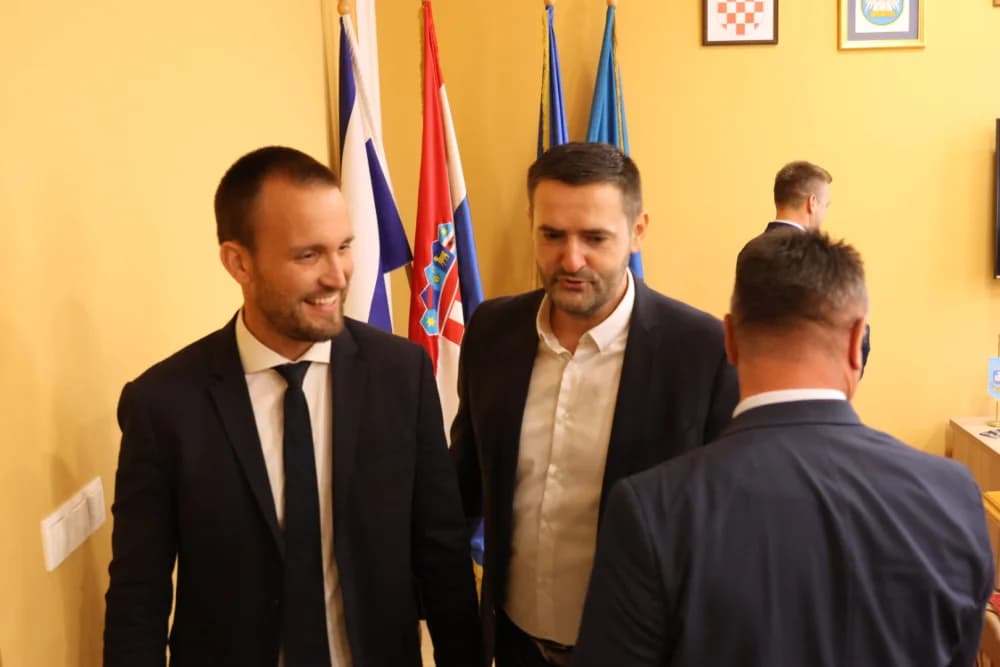 Plenkovićev ministar donio 50 tis. eura u Sibinj: ʼTrudimo se da mještani budu sigurnijiʼ