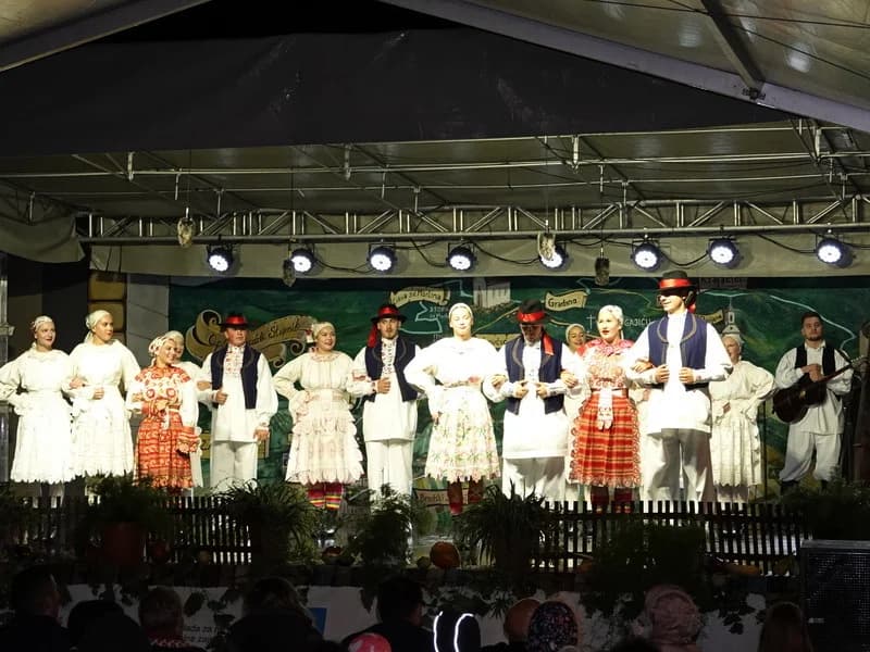 STUPNIČKA BERBA GROŽĐA – Bez običaja gaženja grožđa, ali uz zdravlje i prepoznatljivo gostoprimstvo domaćina