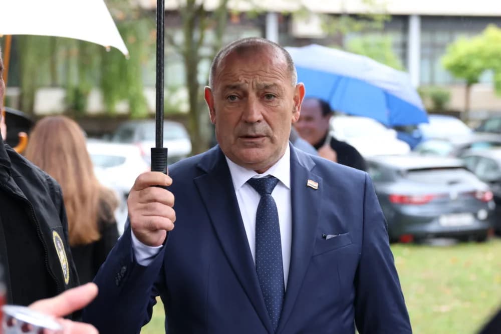 Položeni vijenci i zapaljene svijeće ispred Spomenika poginulim braniteljima na Trgu Stjepana Miletića