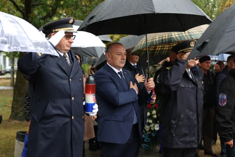 Položeni vijenci i zapaljene svijeće ispred Spomenika poginulim braniteljima na Trgu Stjepana Miletića