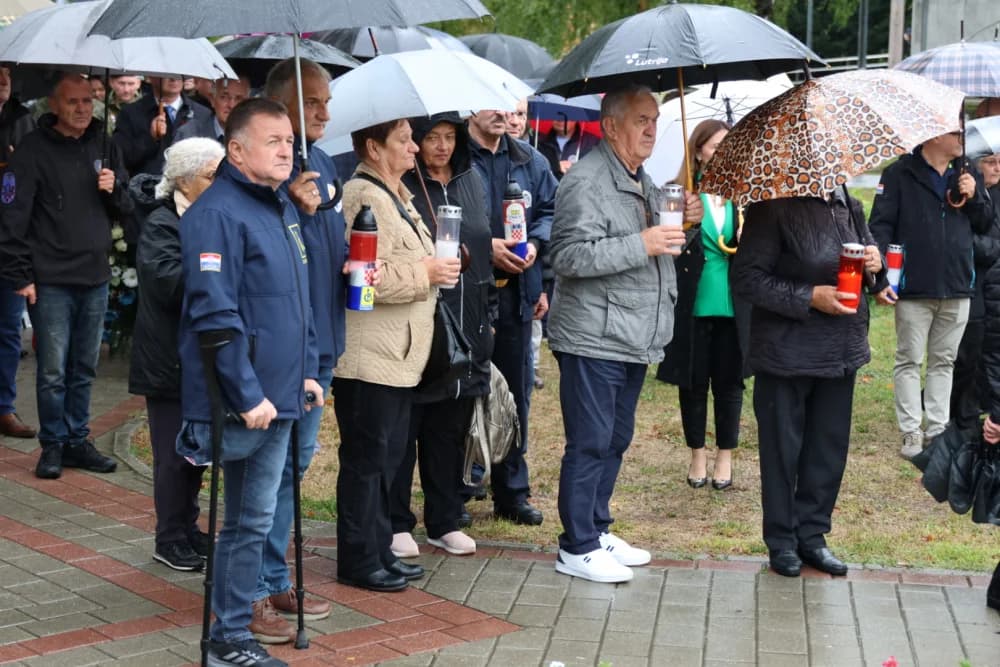 Položeni vijenci i zapaljene svijeće ispred Spomenika poginulim braniteljima na Trgu Stjepana Miletića