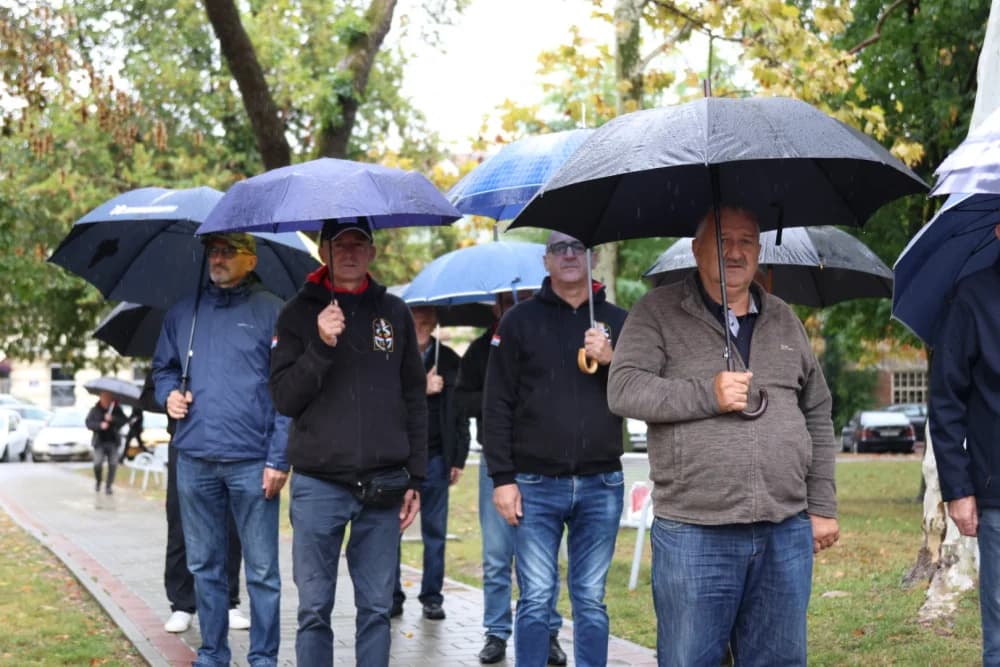 Položeni vijenci i zapaljene svijeće ispred Spomenika poginulim braniteljima na Trgu Stjepana Miletića