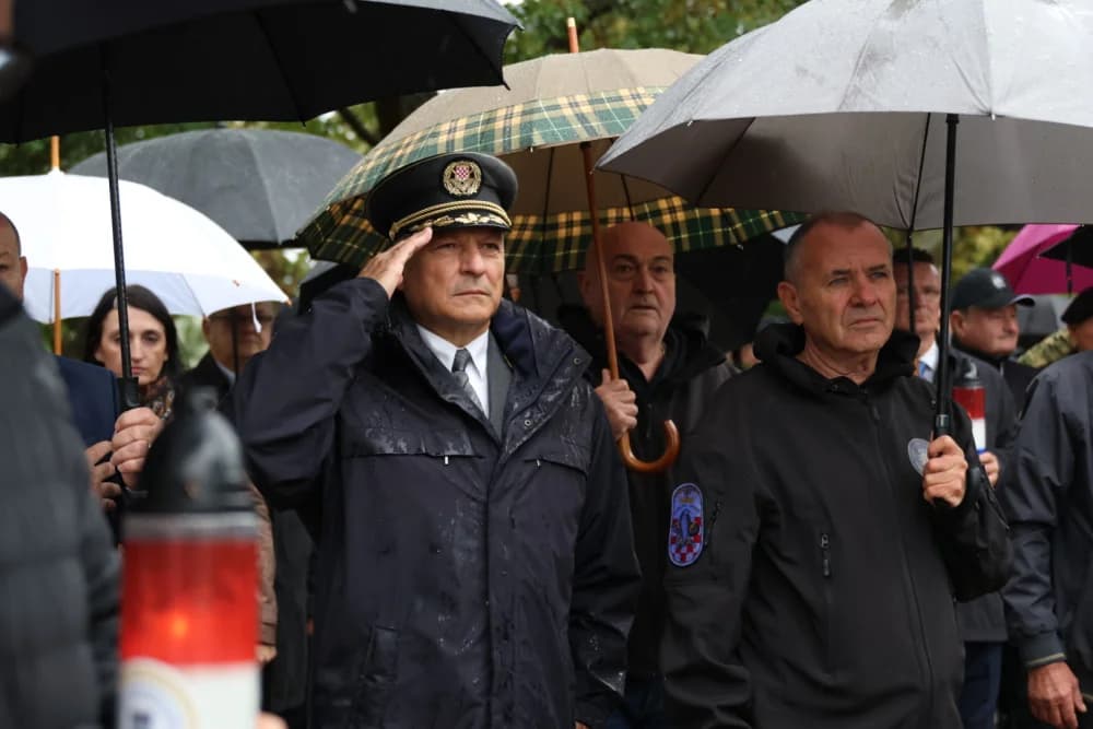 Položeni vijenci i zapaljene svijeće ispred Spomenika poginulim braniteljima na Trgu Stjepana Miletića