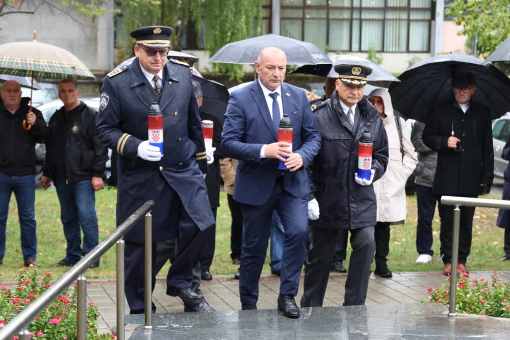 Položeni vijenci i zapaljene svijeće ispred Spomenika poginulim braniteljima na Trgu Stjepana Miletića