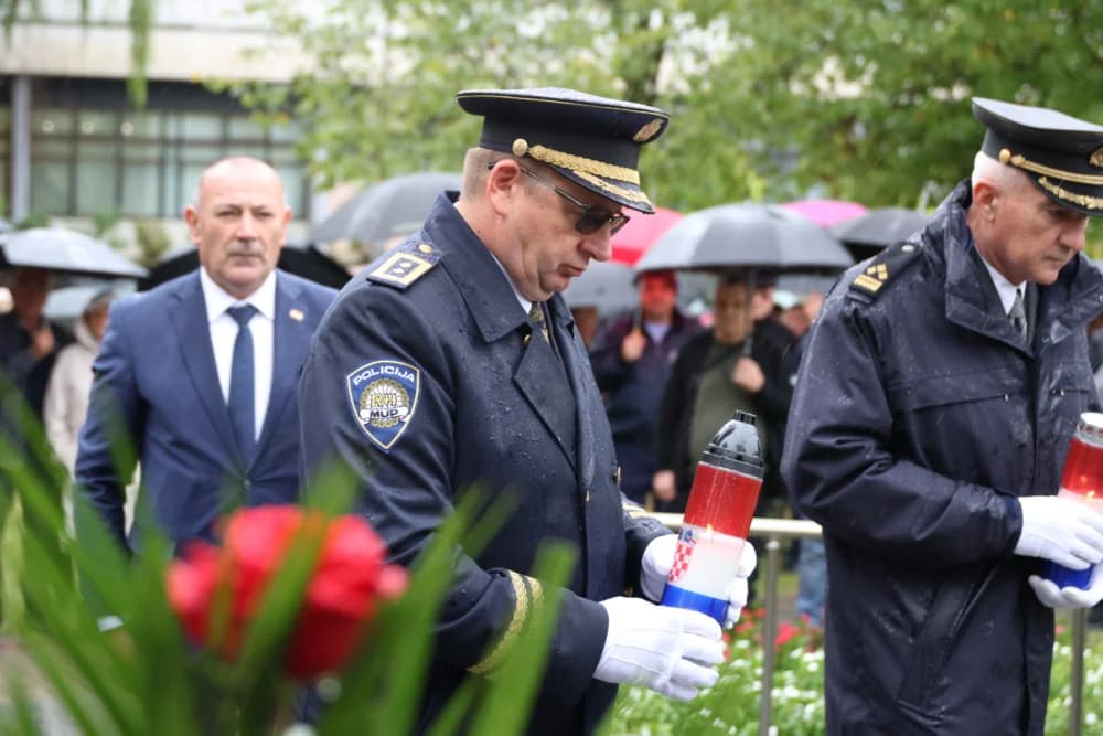 Položeni vijenci i zapaljene svijeće ispred Spomenika poginulim braniteljima na Trgu Stjepana Miletića