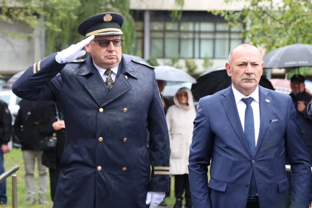 Položeni vijenci i zapaljene svijeće ispred Spomenika poginulim braniteljima na Trgu Stjepana Miletića