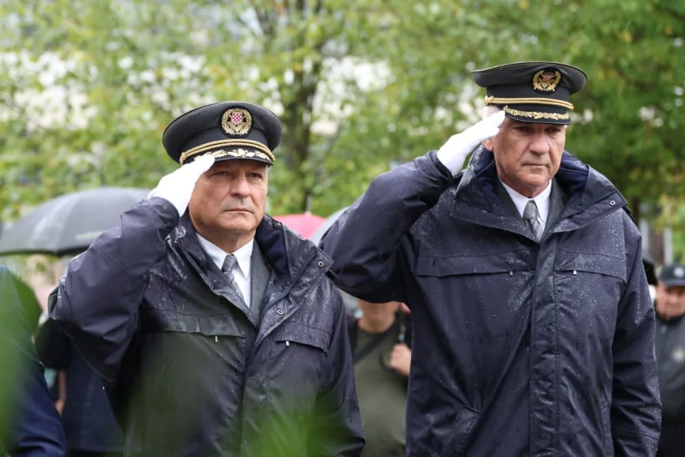 Položeni vijenci i zapaljene svijeće ispred Spomenika poginulim braniteljima na Trgu Stjepana Miletića