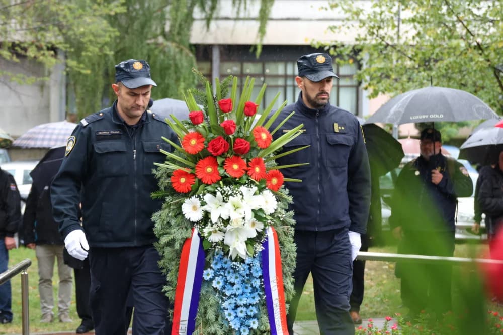 Položeni vijenci i zapaljene svijeće ispred Spomenika poginulim braniteljima na Trgu Stjepana Miletića