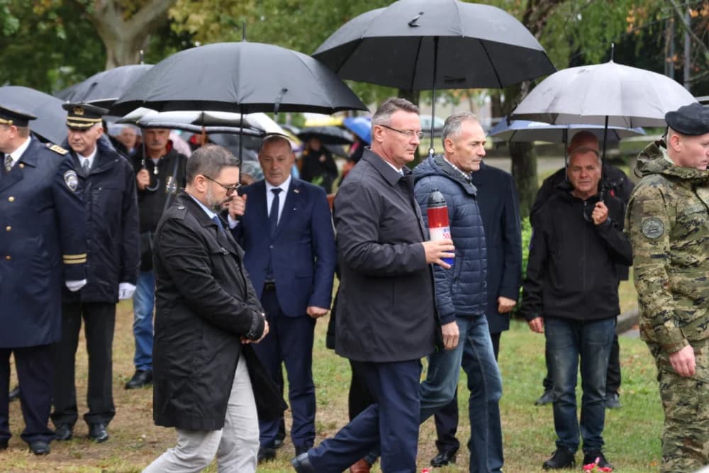 Položeni vijenci i zapaljene svijeće ispred Spomenika poginulim braniteljima na Trgu Stjepana Miletića