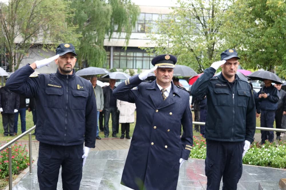 Položeni vijenci i zapaljene svijeće ispred Spomenika poginulim braniteljima na Trgu Stjepana Miletića