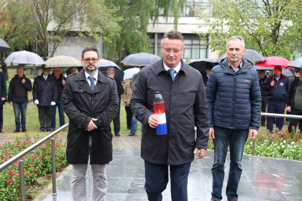 Položeni vijenci i zapaljene svijeće ispred Spomenika poginulim braniteljima na Trgu Stjepana Miletića