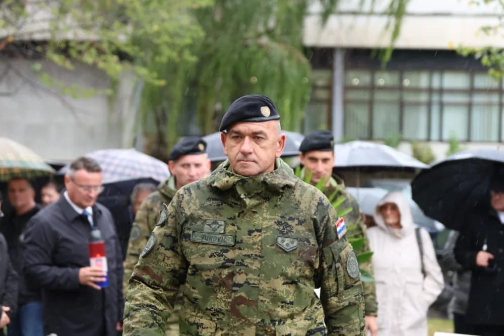 Položeni vijenci i zapaljene svijeće ispred Spomenika poginulim braniteljima na Trgu Stjepana Miletića