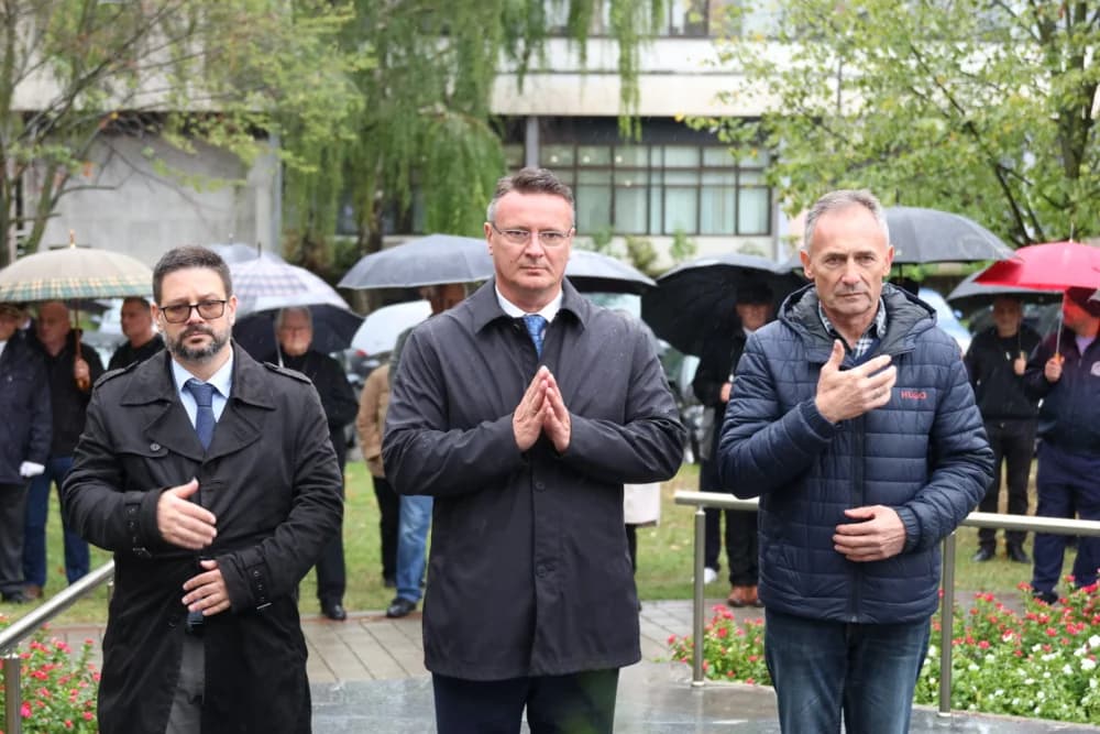Položeni vijenci i zapaljene svijeće ispred Spomenika poginulim braniteljima na Trgu Stjepana Miletića