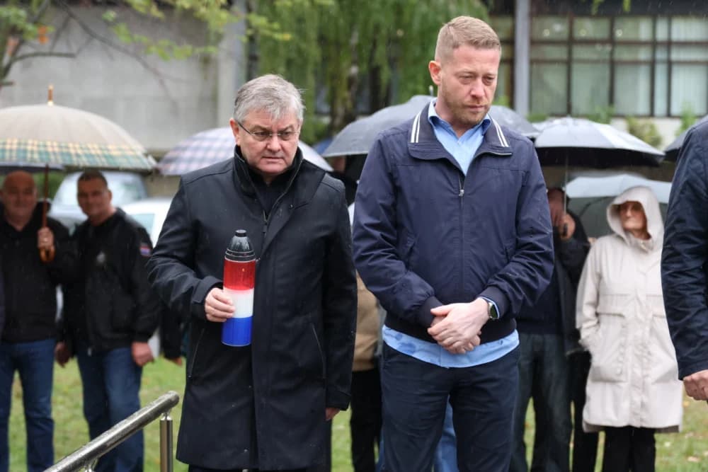 Položeni vijenci i zapaljene svijeće ispred Spomenika poginulim braniteljima na Trgu Stjepana Miletića