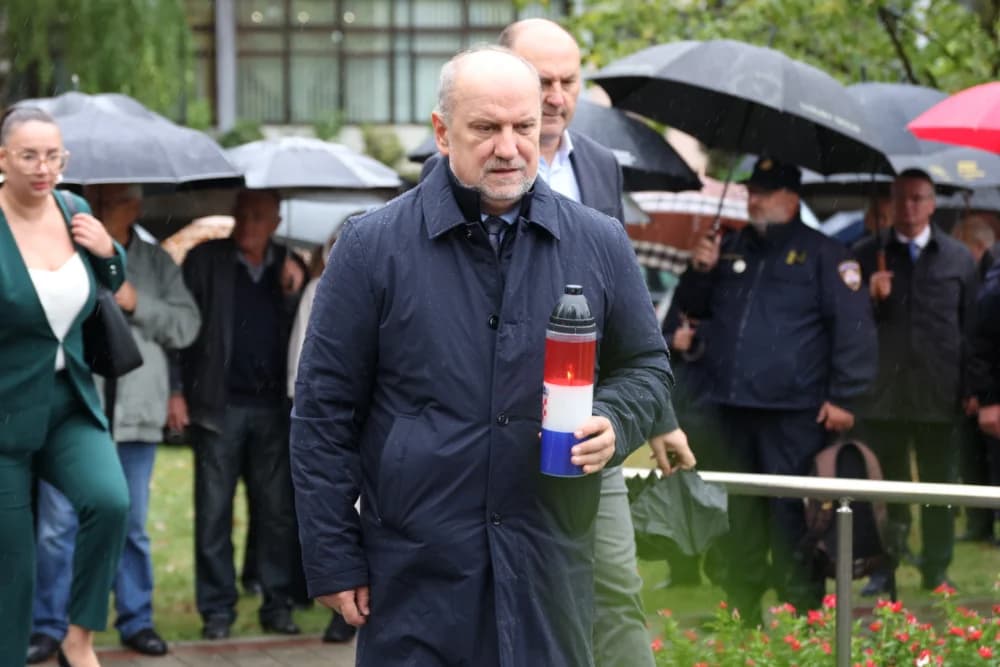 Položeni vijenci i zapaljene svijeće ispred Spomenika poginulim braniteljima na Trgu Stjepana Miletića