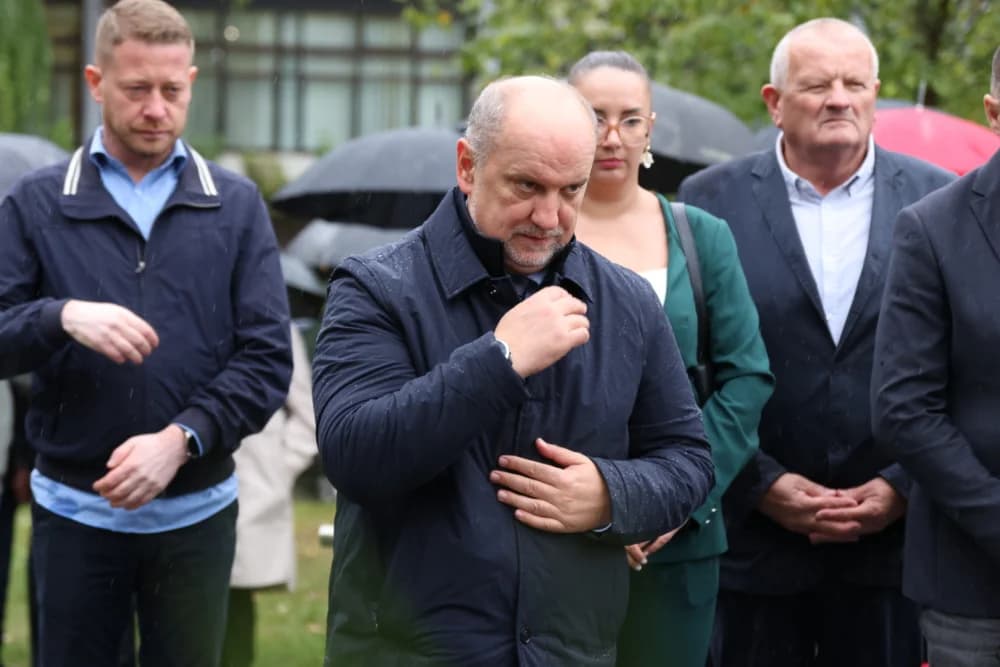 Položeni vijenci i zapaljene svijeće ispred Spomenika poginulim braniteljima na Trgu Stjepana Miletića