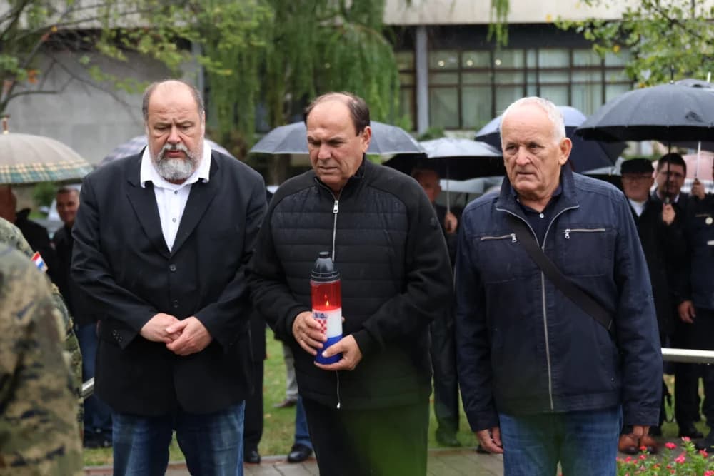 Položeni vijenci i zapaljene svijeće ispred Spomenika poginulim braniteljima na Trgu Stjepana Miletića