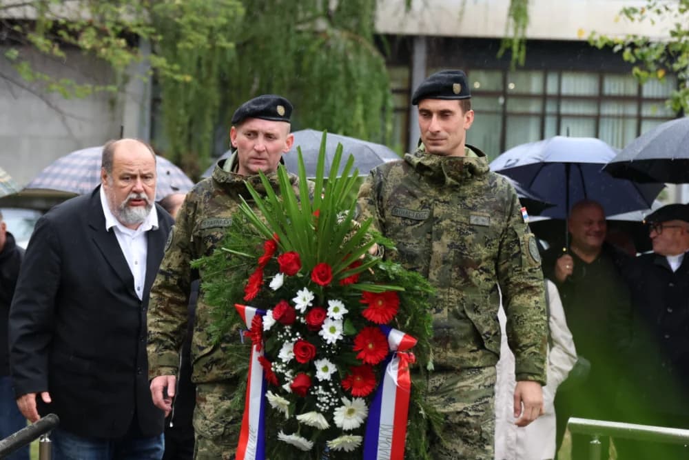 Položeni vijenci i zapaljene svijeće ispred Spomenika poginulim braniteljima na Trgu Stjepana Miletića