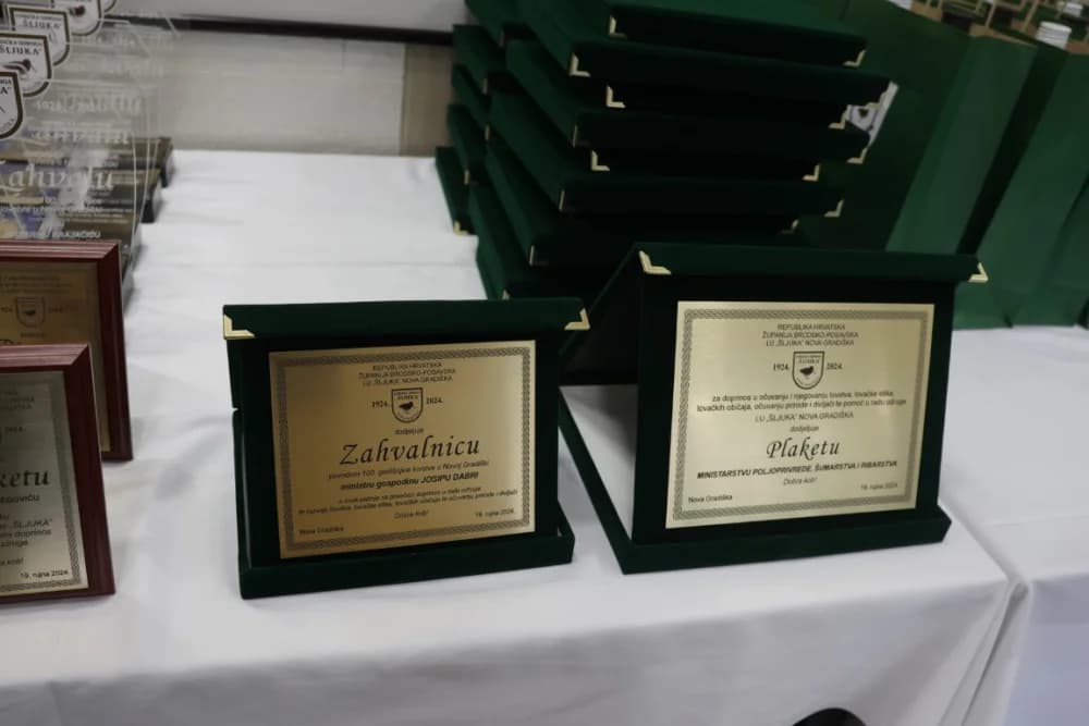 Uz stoljeće Lovačke udruge Šljuka plakete za 50 godina staža primili Mato Božić, Ognjen Krajačić, Mladen Kovačić,  Slobodan Pintarić i Vladimir Sremac