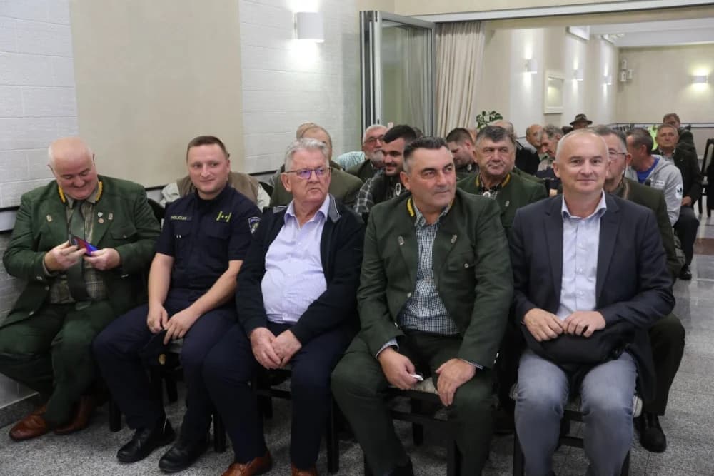 Uz stoljeće Lovačke udruge Šljuka plakete za 50 godina staža primili Mato Božić, Ognjen Krajačić, Mladen Kovačić,  Slobodan Pintarić i Vladimir Sremac
