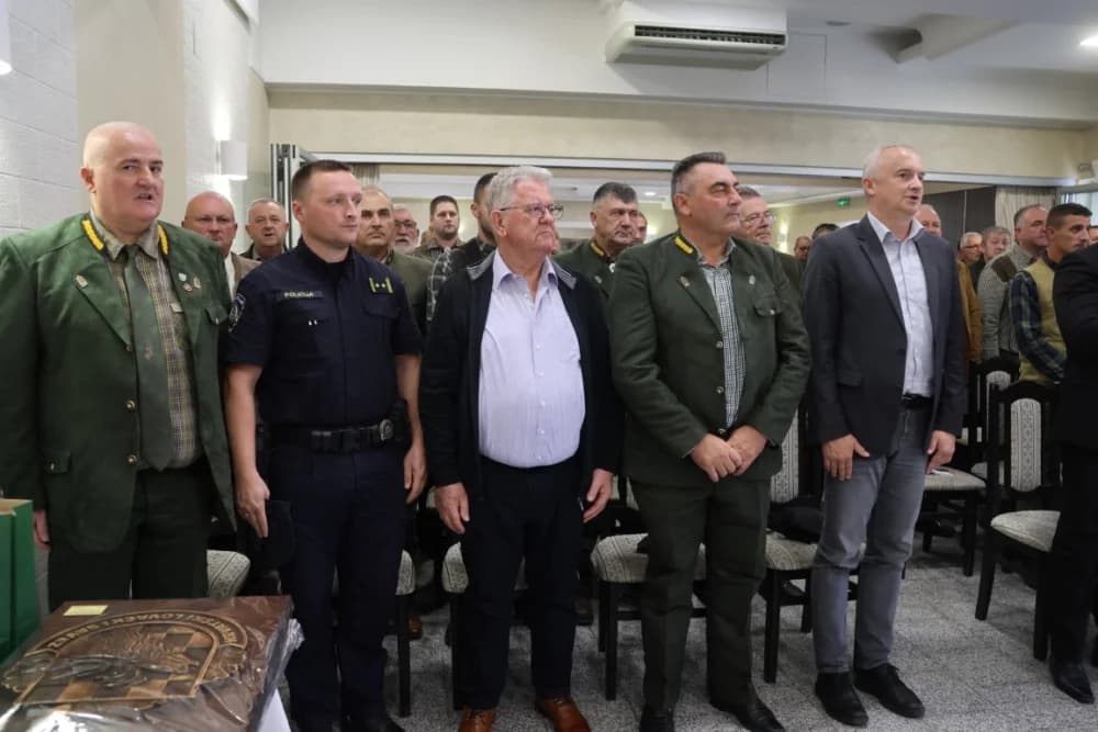 Uz stoljeće Lovačke udruge Šljuka plakete za 50 godina staža primili Mato Božić, Ognjen Krajačić, Mladen Kovačić,  Slobodan Pintarić i Vladimir Sremac