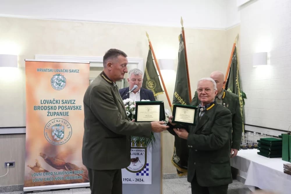 Uz stoljeće Lovačke udruge Šljuka plakete za 50 godina staža primili Mato Božić, Ognjen Krajačić, Mladen Kovačić,  Slobodan Pintarić i Vladimir Sremac