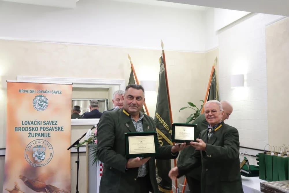 Uz stoljeće Lovačke udruge Šljuka plakete za 50 godina staža primili Mato Božić, Ognjen Krajačić, Mladen Kovačić,  Slobodan Pintarić i Vladimir Sremac