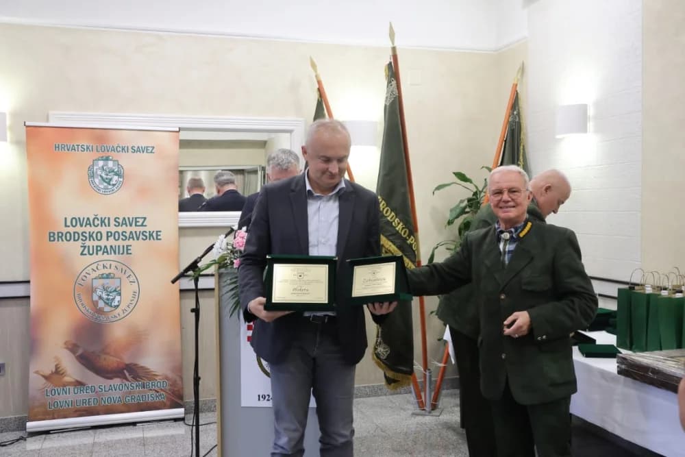 Uz stoljeće Lovačke udruge Šljuka plakete za 50 godina staža primili Mato Božić, Ognjen Krajačić, Mladen Kovačić,  Slobodan Pintarić i Vladimir Sremac