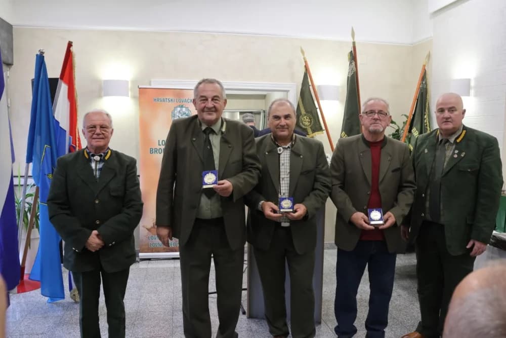 Uz stoljeće Lovačke udruge Šljuka plakete za 50 godina staža primili Mato Božić, Ognjen Krajačić, Mladen Kovačić,  Slobodan Pintarić i Vladimir Sremac
