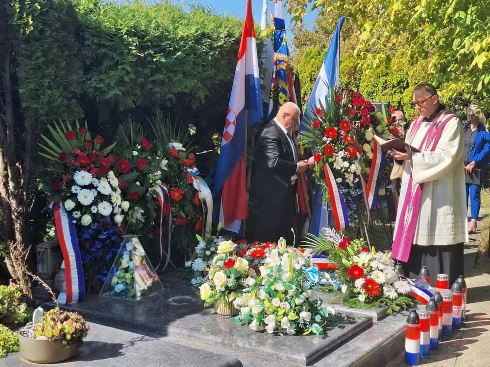 Položeni vijenci povodom 33. obljetnice pogibije Luke Andrijanića heroj obrane grada Vukovara
