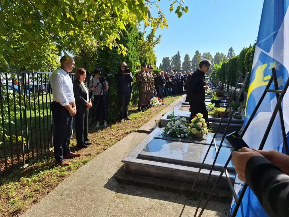 Položeni vijenci povodom 33. obljetnice pogibije Luke Andrijanića heroj obrane grada Vukovara
