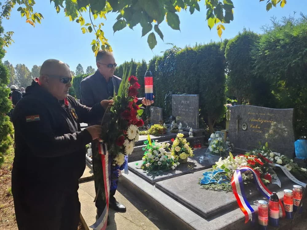Položeni vijenci povodom 33. obljetnice pogibije Luke Andrijanića heroj obrane grada Vukovara