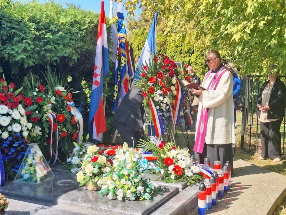 Položeni vijenci povodom 33. obljetnice pogibije Luke Andrijanića heroj obrane grada Vukovara