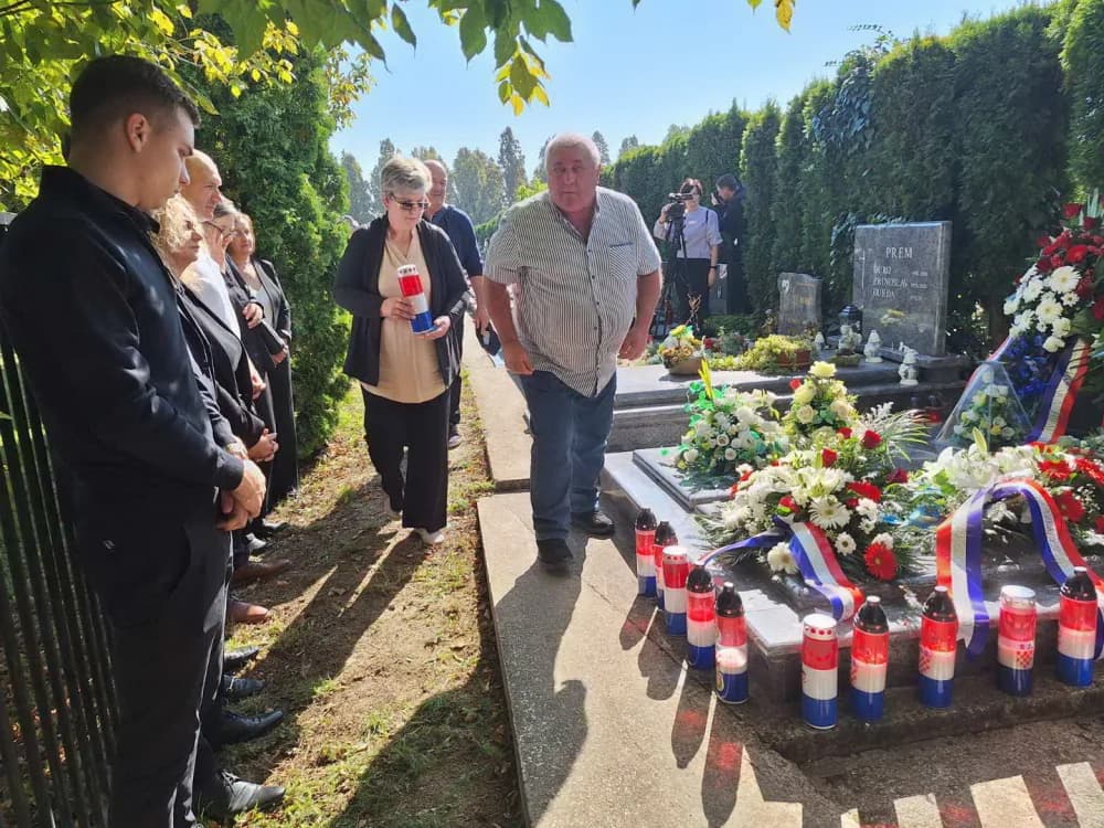 Položeni vijenci povodom 33. obljetnice pogibije Luke Andrijanića heroj obrane grada Vukovara