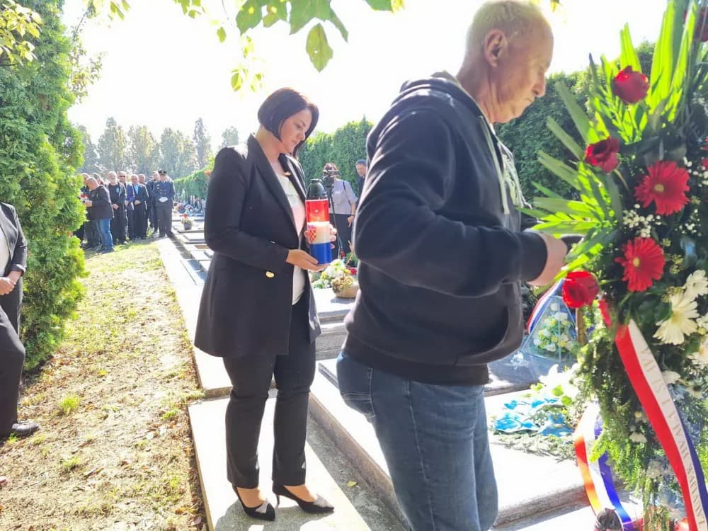 Položeni vijenci povodom 33. obljetnice pogibije Luke Andrijanića heroj obrane grada Vukovara