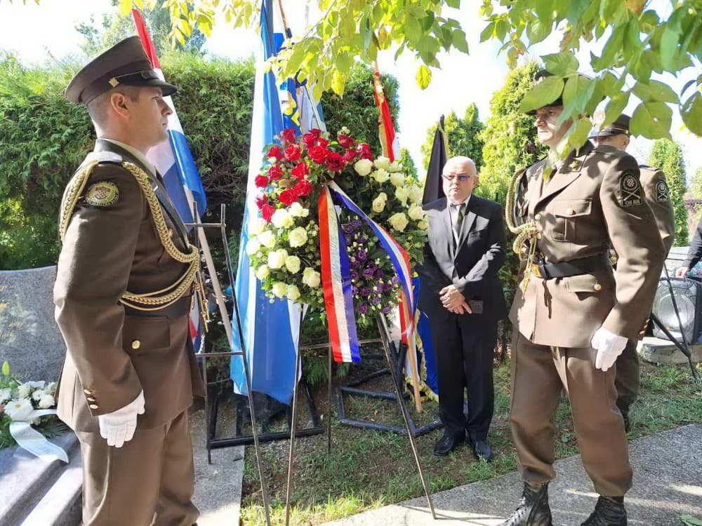 Položeni vijenci povodom 33. obljetnice pogibije Luke Andrijanića heroj obrane grada Vukovara