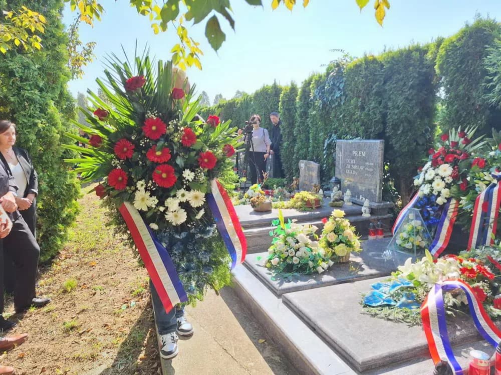 Položeni vijenci povodom 33. obljetnice pogibije Luke Andrijanića heroj obrane grada Vukovara
