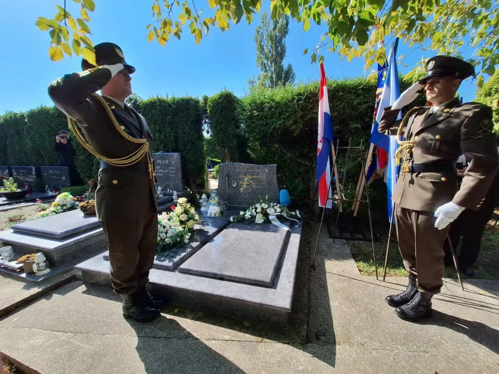 Položeni vijenci povodom 33. obljetnice pogibije Luke Andrijanića heroj obrane grada Vukovara