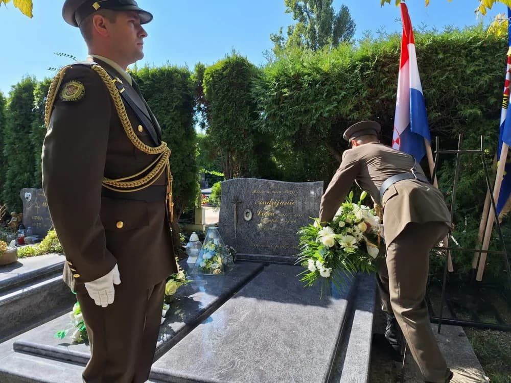 Položeni vijenci povodom 33. obljetnice pogibije Luke Andrijanića heroj obrane grada Vukovara