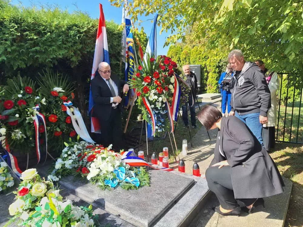 Položeni vijenci povodom 33. obljetnice pogibije Luke Andrijanića heroj obrane grada Vukovara